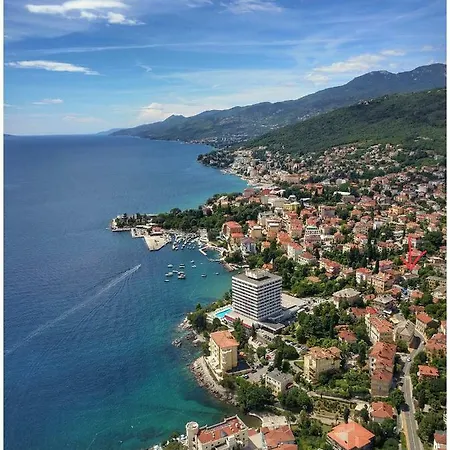 Andreja, Center Daire *